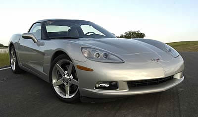 A similar view of the 2005 Vette shows organic surfaces on the car's hood and its fenders down to the wheel wells. Harder edges show at the nose, the center port and the side vents.<br />
      Image:  Sharkcom