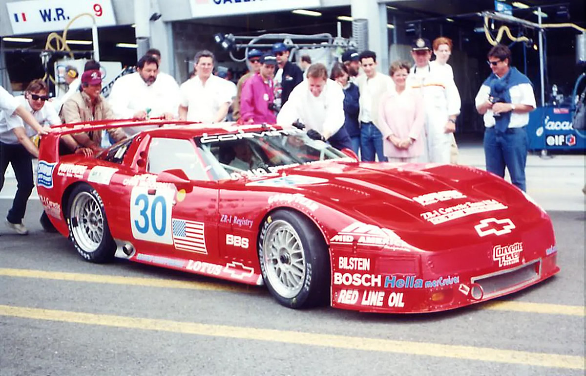 Pit Crew behind the 1995 Corvette ZR-1 Le Mans GT1 car
